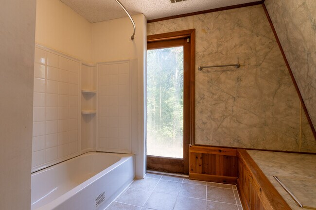 Building Photo - 2865 Old Thomson Rd