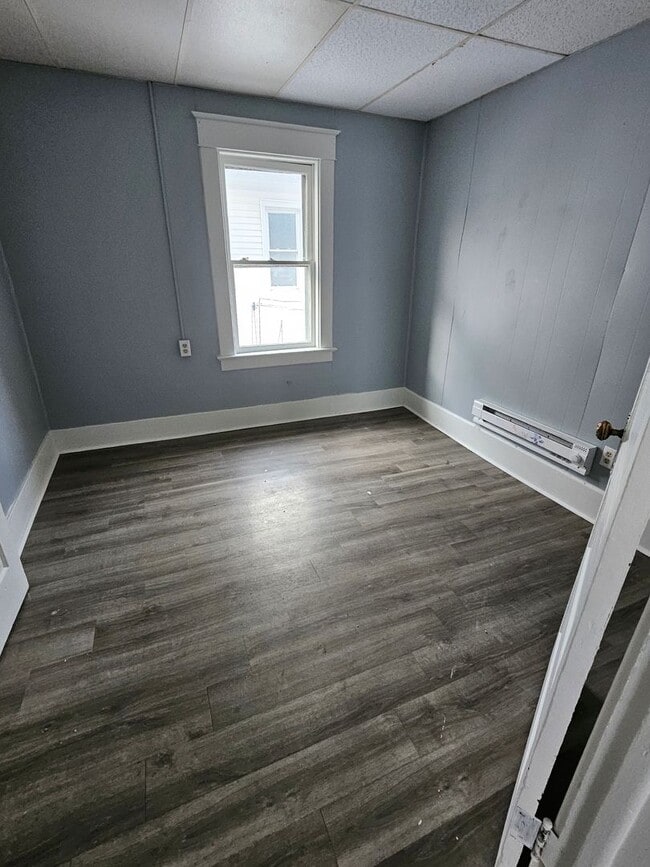 Building Photo - upper two bedroom unit with bonus room West side