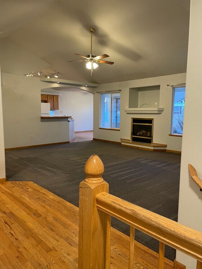 Building Photo - Spacious 4-Bedroom / 3-Bath Single Family Home in Windsor!