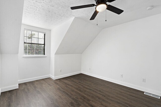 Building Photo - Fully renovated condo in Hendersonville
