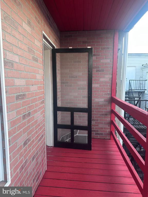 Building Photo - 17 E Walnut St