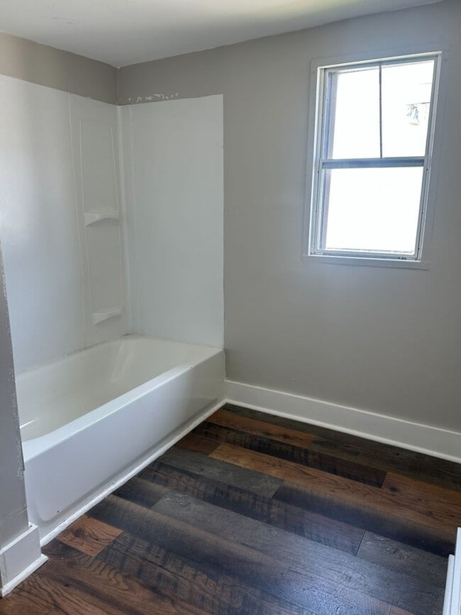 Building Photo - Charming 3-Bedroom, 1-Bathroom Home with Fenced Yard