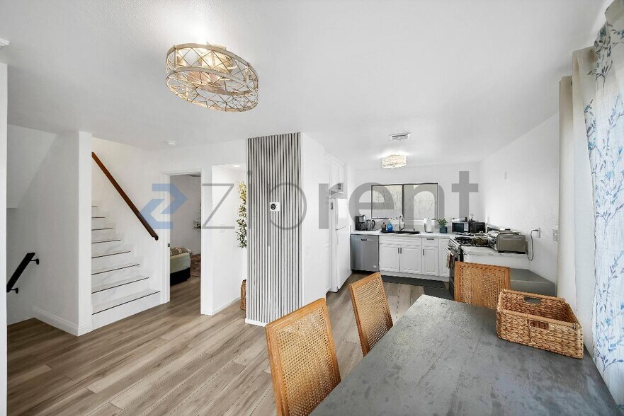 Building Photo - 10444 Canoga Ave