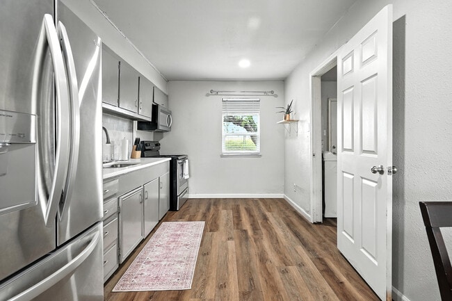 Building Photo - 426 Penrose Dr