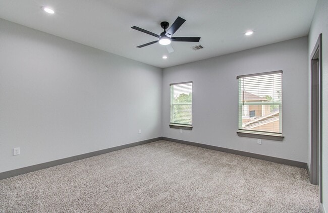 Building Photo - 1065 South Ln
