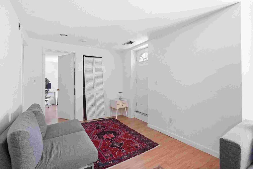 Building Photo - 103 Gainsborough St