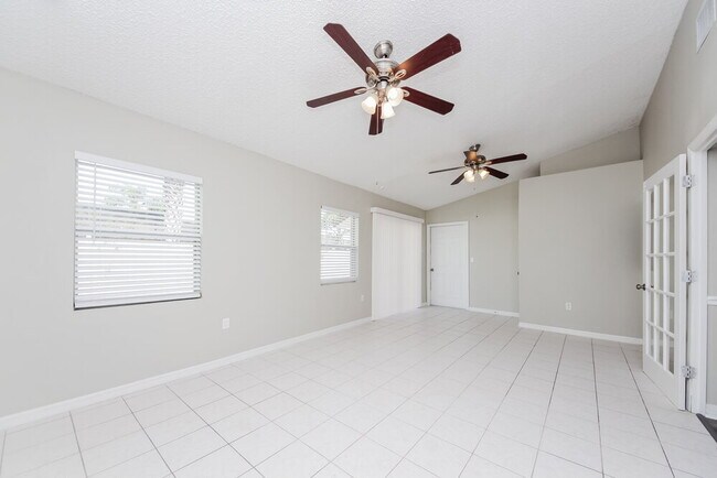 Building Photo - 911 San Rafael Way