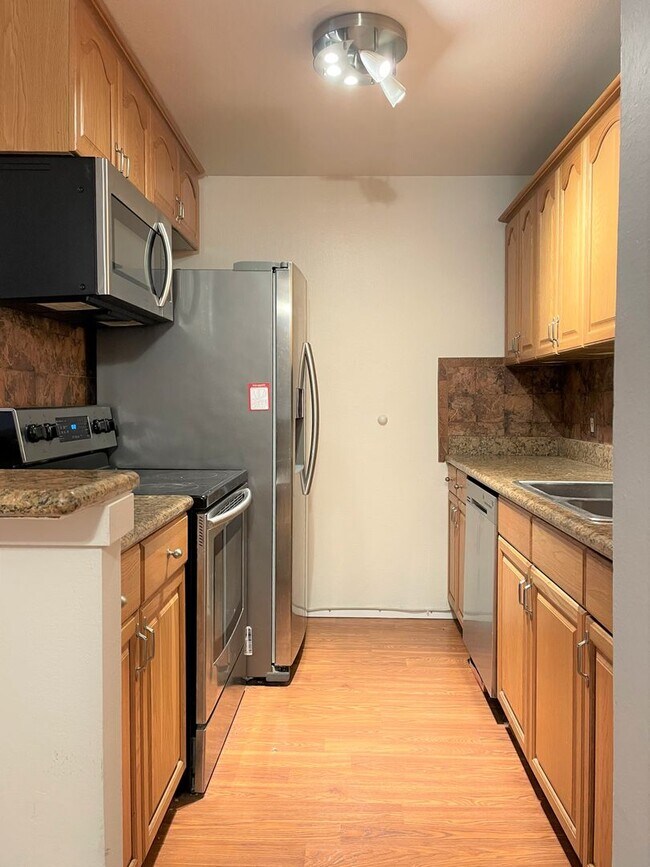 Building Photo - Luxury Living at The Estates Condominium Complex – 2 Bedroom, 2 Bathroom