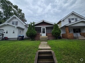 Building Photo - 3 Bedroom House