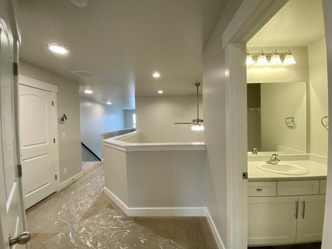 Building Photo - Herriman Townhome