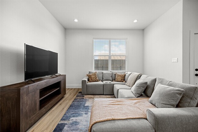 Building Photo - 1550 W Tidwell Rd