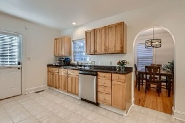 Building Photo - Furnished! Charming 4 Bedroom Home Availab...