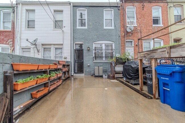 Building Photo - 3229 E Baltimore St