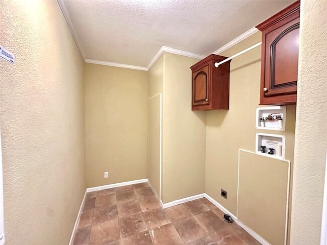 Building Photo - 831 Country Club Rd