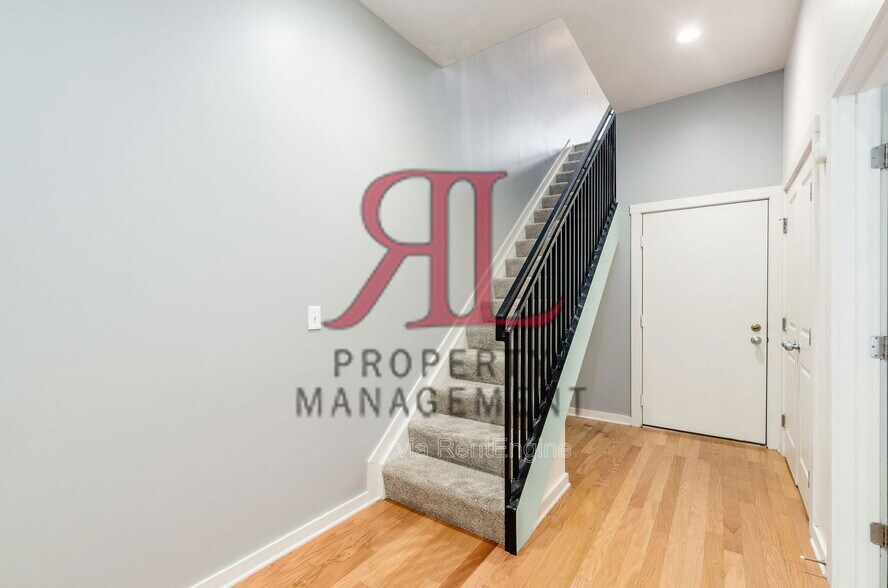 Building Photo - 986 S Front St