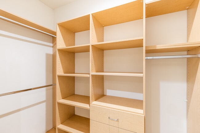 Building Photo - 2347 Fox Hills Dr