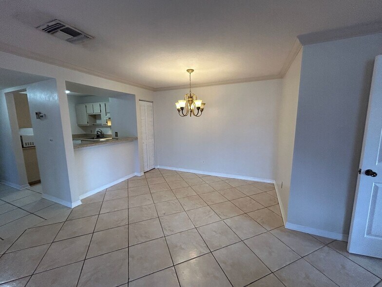 Building Photo - 2/2 Ground Floor Condo off Island Park Rd