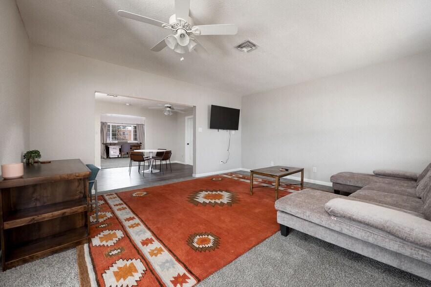Building Photo - 3708 Sierra Vista Dr