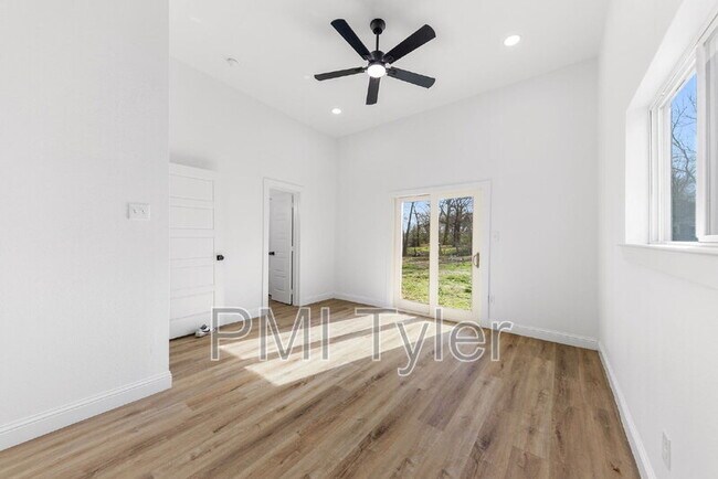 Building Photo - 1247 Bonham St
