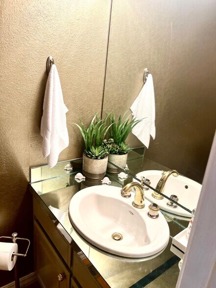 Building Photo - 1072 Valley View Dr