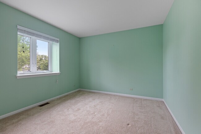 2nd Bed - 135 Hampton Ave