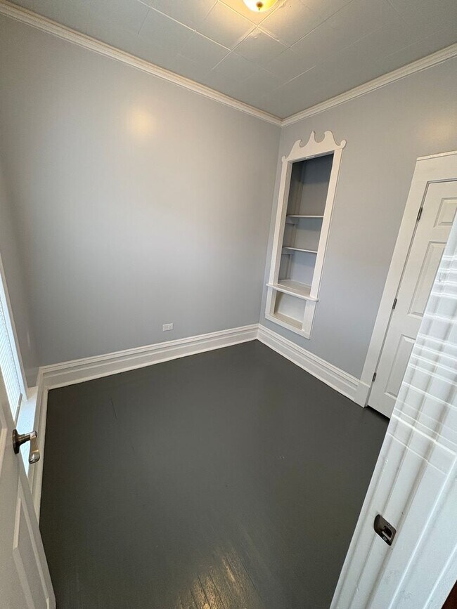 Building Photo - 1034 W 61st St