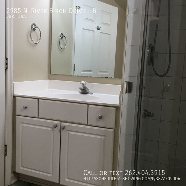 Building Photo - Huge condo with 2 car garage!