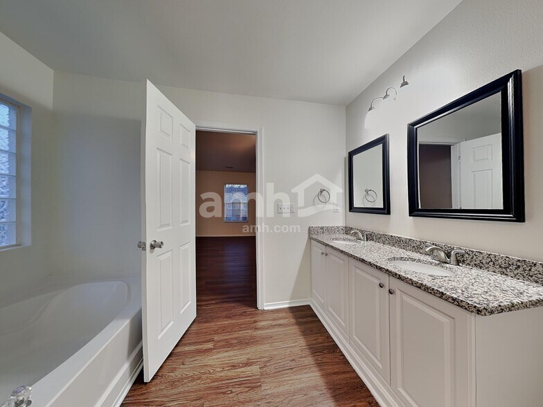 Building Photo - 8443 Redding Glen Ave