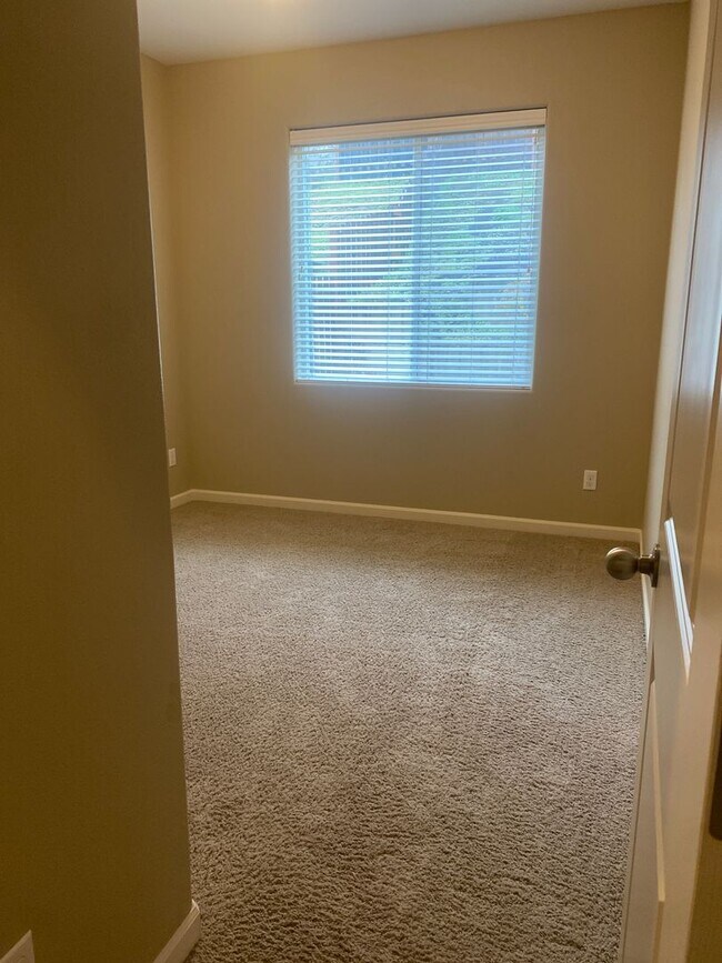 Building Photo - CLEAN AND QUIET 3bd/2ba West Salem Home - ...