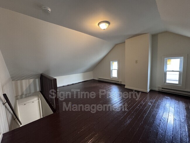 Building Photo - 627 N Mulberry St