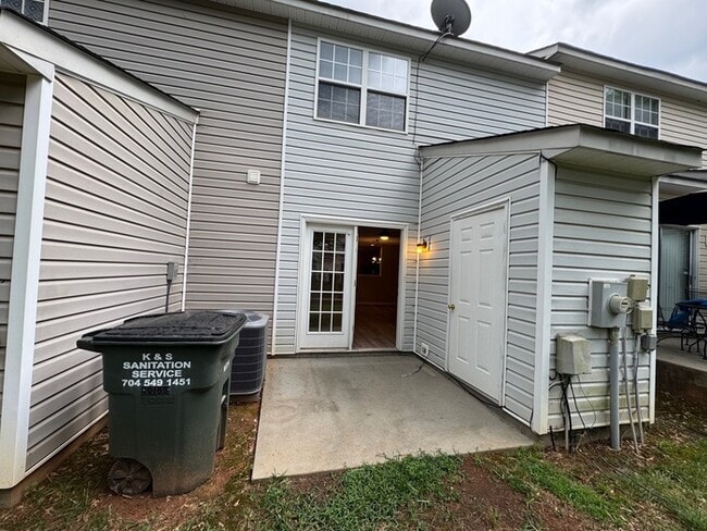 Building Photo - 10165 Forest Landing Dr