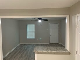 Building Photo - 3605 Thomas Dr