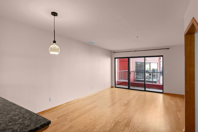 Building Photo - Top-Floor 2-Bedroom Condo with River Views