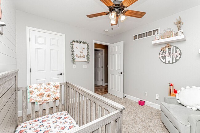Building Photo - Spacious Single Family Home