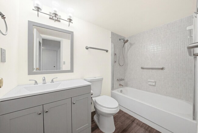 Building Photo - 1000 Parkview Dr