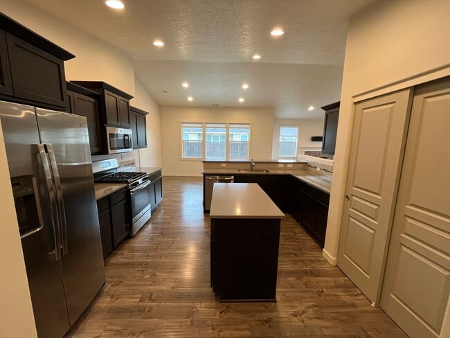 Building Photo - 3 Bedroom + Office in NW Redmond