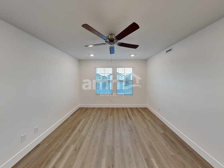 Building Photo - 5871 Vaes Dothrak St