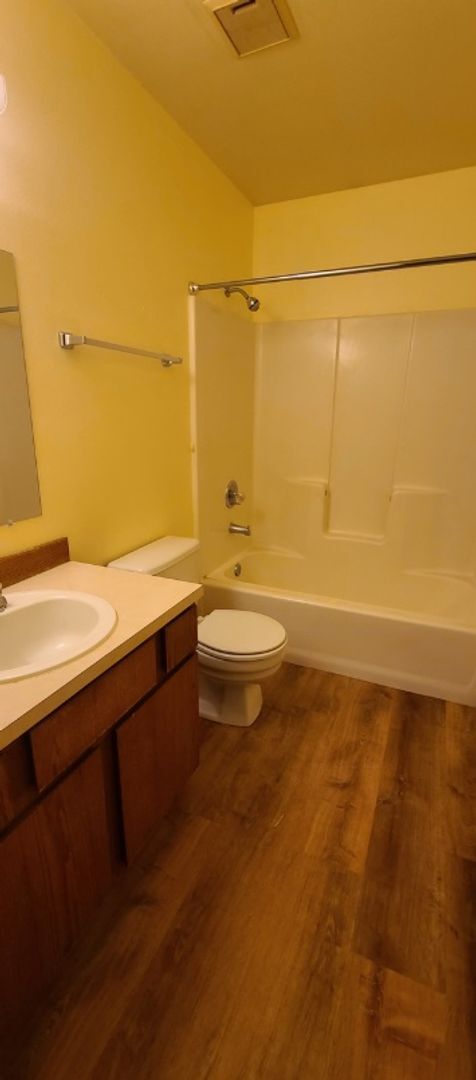 Building Photo - Bright & Roomy 2 Bedroom Apartment in Gree...