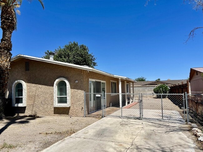 Primary Photo - Large yard, 2 bed 1 bath home