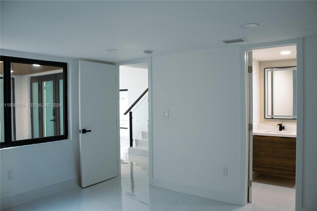 Building Photo - 10433 SW 118th Ct