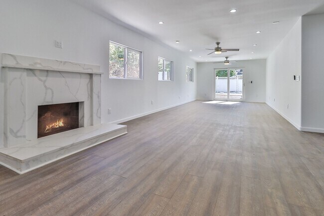 Building Photo - MOVE-IN READY 5BR w/pool + separate guest space w/half bath!