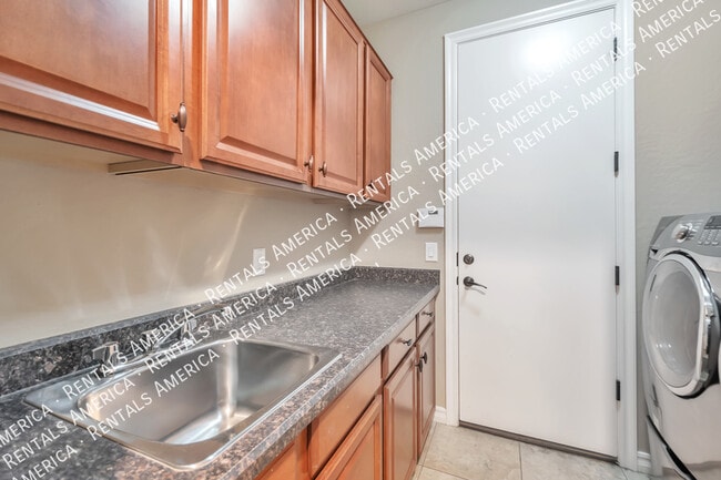 Building Photo - GORGEOUS 4/2.5 + DEN with Spa in Chandler!