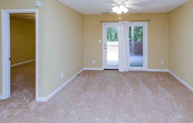 Building Photo - 2 Bed/ 2.5 Bath Townhouse