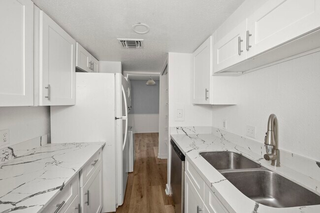 Building Photo - 9009 Richmond Ave.