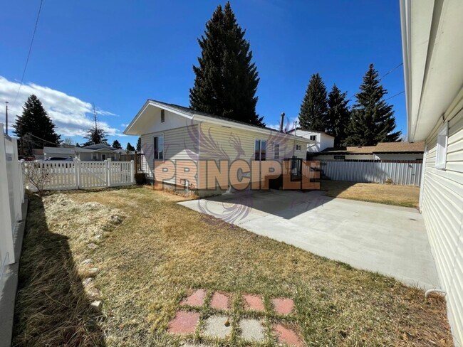 Building Photo - Charming 2-Bedroom Home on the Flats