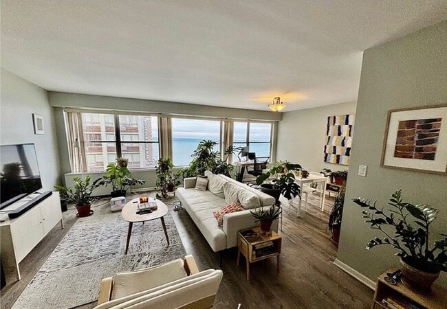 Building Photo - 6157 N Sheridan Rd