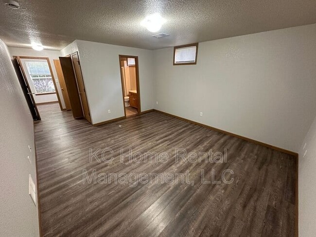 Building Photo - 709 SE Drew Ct