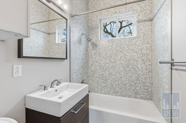 Building Photo - 1520 Parker Ln