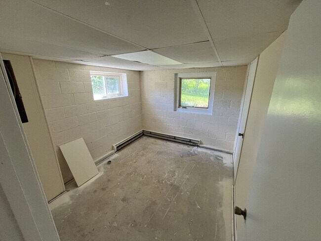 Building Photo - 1618 Maple Grove Rd