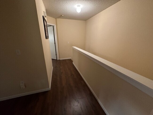 Building Photo - Very Spacious Townhome in great area in Apple Valley. Avail Oct 1